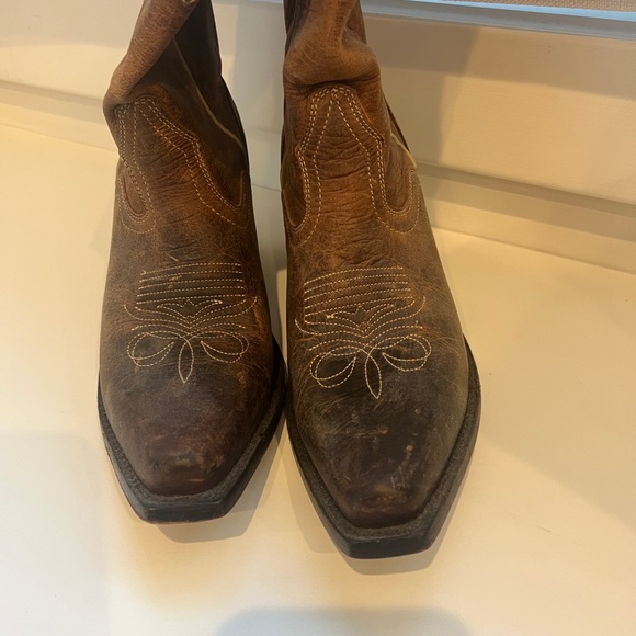 Rich Brown Leather Western Cowboy Boots with Intricate Stitching